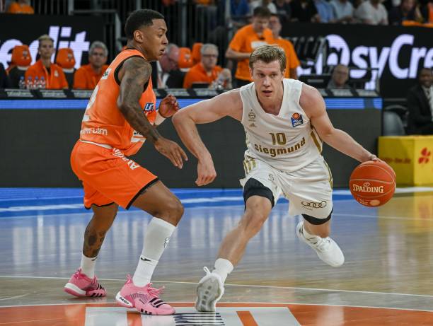 担着极高的 担着极高的